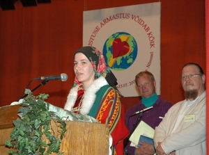 Misjonipäev EEKBKL 2007. a suvekonverentsil Kohtla-Nõmmel. Esiplaanil handi rahvarõivais Marilys-Mirjam Kurg.