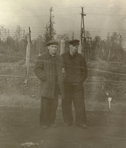 Inta laagris, Päivo oma sugulasega.  Inside the Inta camp, Päivo with a relative who was also a prisoner.  Foto: Päivo Kasekampi erakogust.
