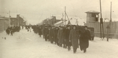 Kaasvang Vabamäe matuserongkäik.  Funeral procession for Estonian prisoner Vabamäe (his name literally means "Free mountain")   Fotod: Päivo Kasekampi erakogust.