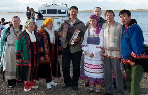 Misjonitööks Obi jõe äärsetes handi ja neenetsi külades hakkab Salehardi kogudus kasutama laeva. Laeva sisseõnnistamiselt on pildile jäänud eestlased, handid, udmurt, komi ja neenets.   Estonians, Khanty, Udmurt, Komi and Nenets come together for the blessing of a boat that will be used by the Salekhard Church in mission work to villages along the Ob river.