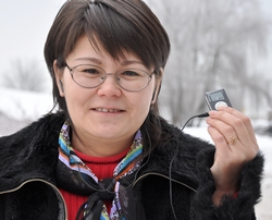 Olga Muži külast uue mp3-mängijaga.  Foto: Mark Nelson