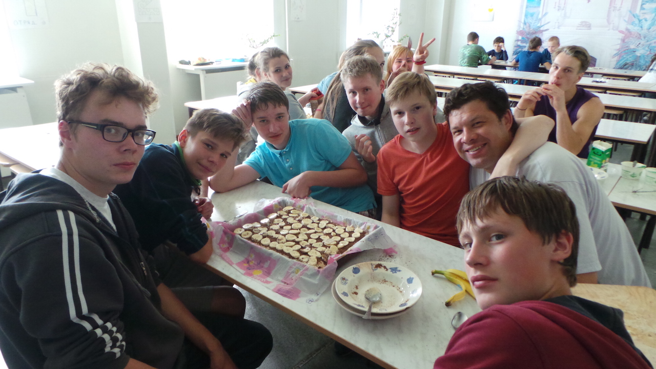 Rõõmsad osalised küpsisetordi ümber.