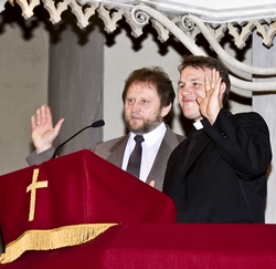 Daniil Popov (paremal) Oleviste Kirikus