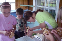 Rahvuslik käsitöö on komi laste hulgas au sees. Kasetohust korvikeste meisterdamine lastelaagris. Foto: Joel Aulis