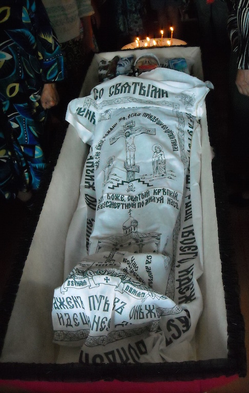 Lahkunu on kaetud õigeusu kiriku sümboolikaga. Lahkunu on kaetud õigeusu kiriku sümboolikaga.