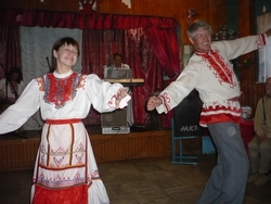 Mari rahvatantsu esitab ka Birski koguduse õpetaja Slava Abdullin. Foto: Anu Väliaho kogust Mari rahvatantsu esitab ka Birski koguduse õpetaja Slava Abdullin. Foto: Anu Väliaho kogust