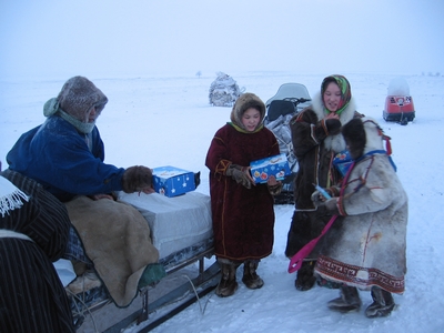 Petja jagab kingitusi.