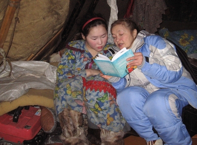 Valja uurib koos neenetsi tüdrukuga lastepiiblit.