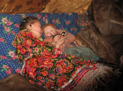 Lapsed kuulavad kristlikku muusikat ja Piibli lugusid kingitud pleierilt.