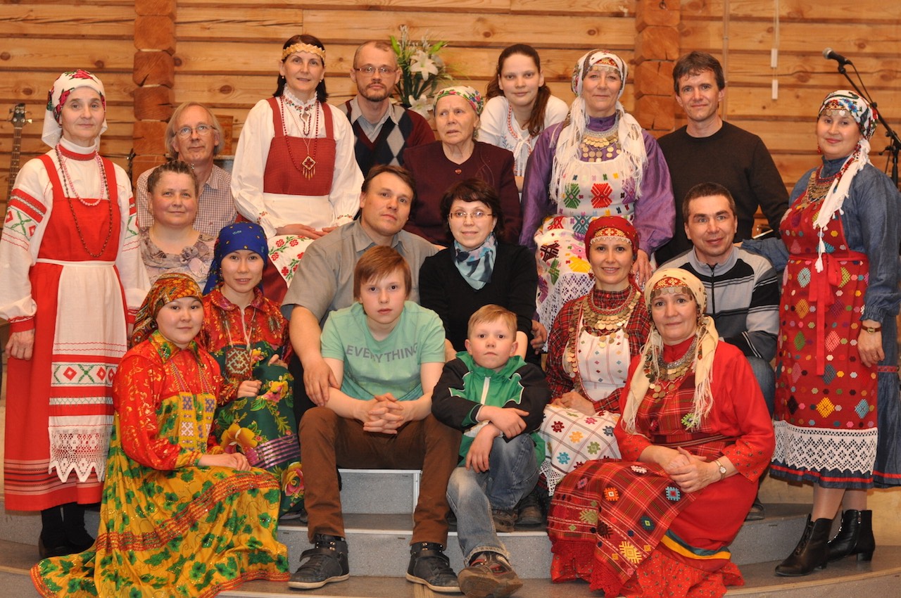 Daniil Popovi sünnipäeval ümbritsevad tema peret piiblikooli õpilased ja õppejõud.