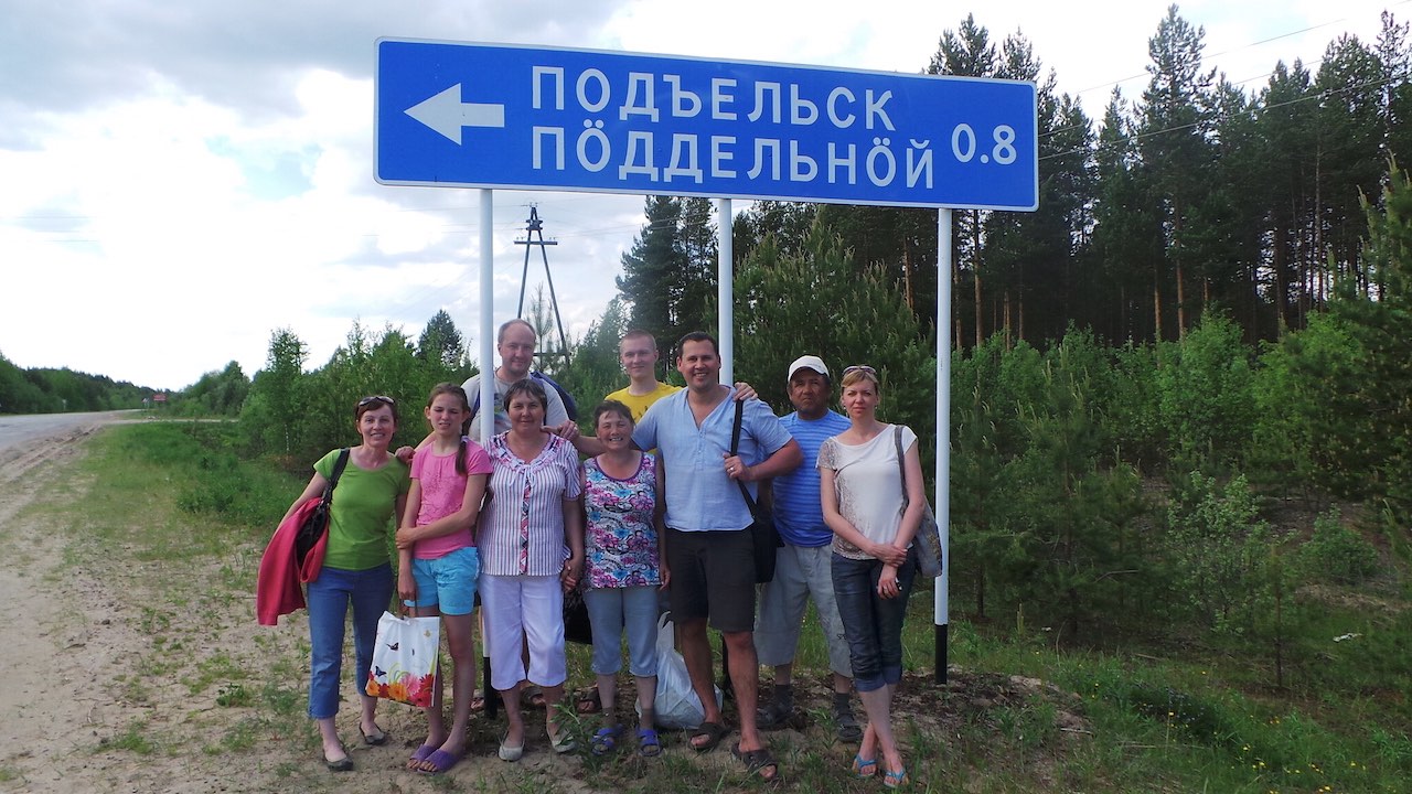 Soome-ugri piiblikooli vilistlane, komi pastor Olga Saveljeva (vasakult esimene) koguduse liikmete ja Eesti misjonirühmaga teel naaberkülla, kuhu on soov rajada uus kogudus.  Foto: Liis Liivak