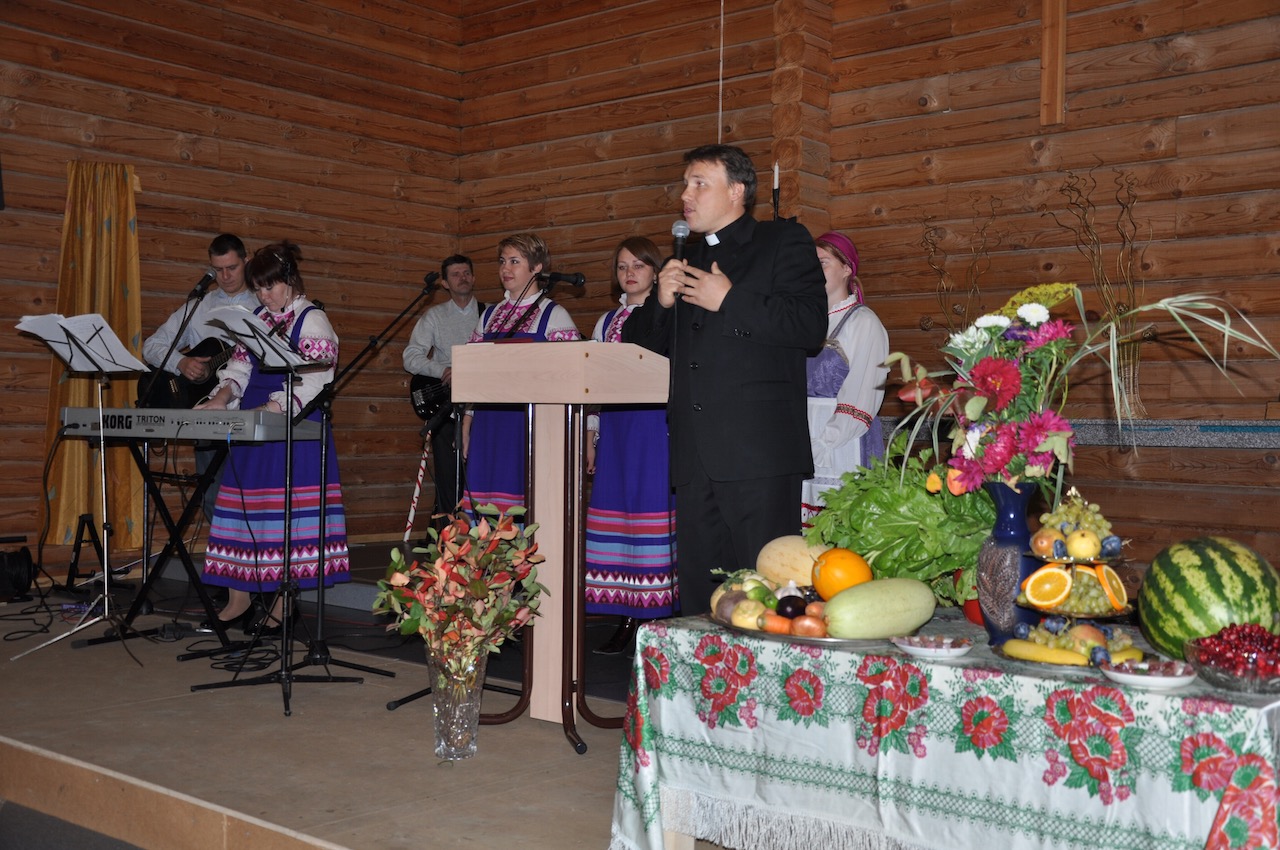 Viimati toimus õppesessioon Komimaal 2009. a sügisel. Tänupüha jumalateenistusel kõneleb pastor Daniil Popov. Foto: Mark Nelson Viimati toimus õppesessioon Komimaal 2009. a sügisel. Tänupüha jumalateenistusel kõneleb pastor Daniil Popov. Foto: Mark Nelson