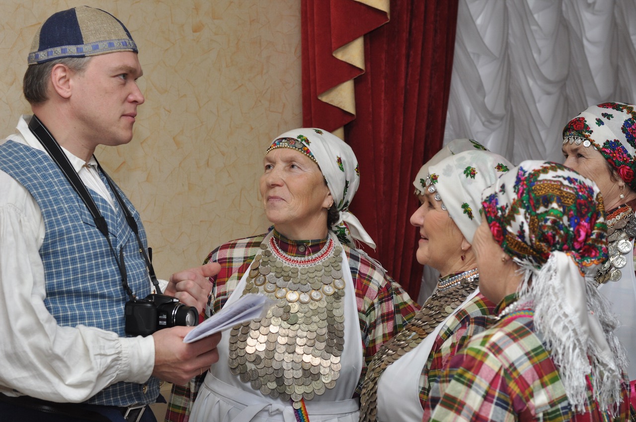 Võru Elupuu koguduse pastor Kaupo Kant rõõmustab koos udmurtidega Piibli ilmumise üle aastal 2013.  Foto: Mark Nelson