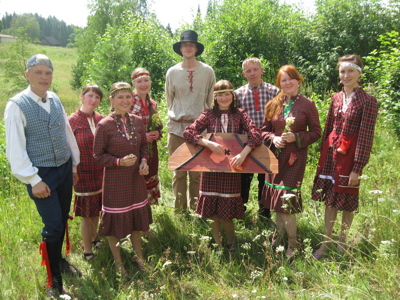 Kaupo Kant ja Taavet Taimla Udmurtias koos ansambel Šumpoton-iga aatal 2009.  Foto:  EEA misjonitoimkonna kogust.