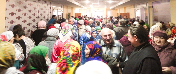 Rahvasumm on ootuses - keegi ei taha uuest Piiblist ilma jääda! Foto: Kaupo Kant 11-1 600px