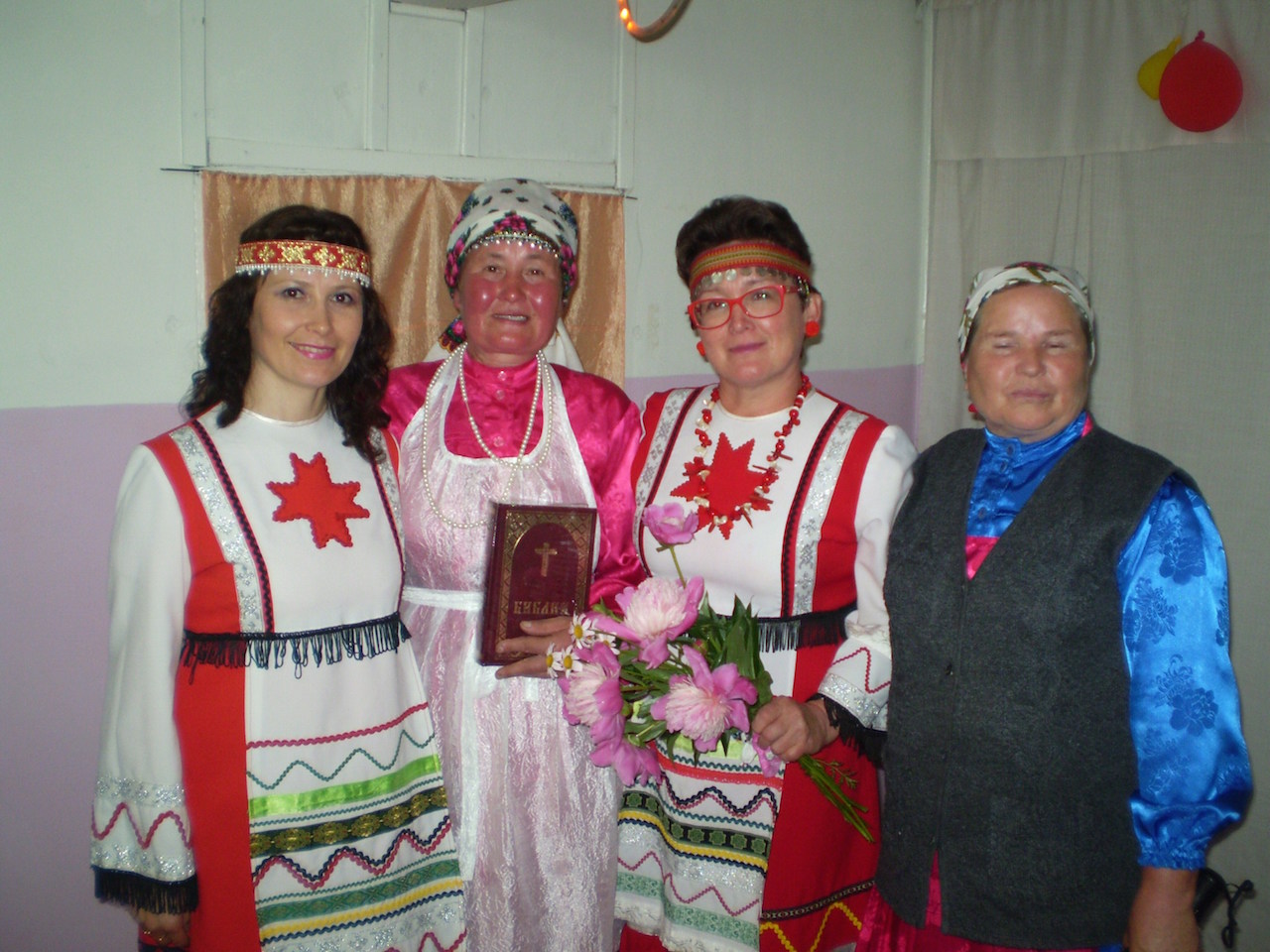 Egra külas. Kohalik memm (paremal) ootas pikisilmi päeva, mida ta oma südames teadis tulevat: tema külasse tulevad inimesed, kes laulavad psalme ja kuulutavad rahvale rõõmusõnumit. Egra külas. Kohalik memm (paremal) ootas pikisilmi päeva, mida ta oma südames teadis tulevat: tema külasse tulevad inimesed, kes laulavad psalme ja kuulutavad rahvale rõõmusõnumit.