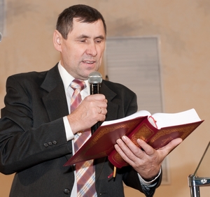 Uut emakeelset Piiblit loeb pastor Valeri Pikulev. Foto: Mark Nelson