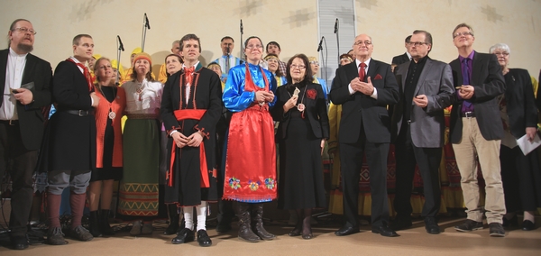 Grupp peokülalisi lõpulaulu ajal laval. Foto: Grigori Fomin