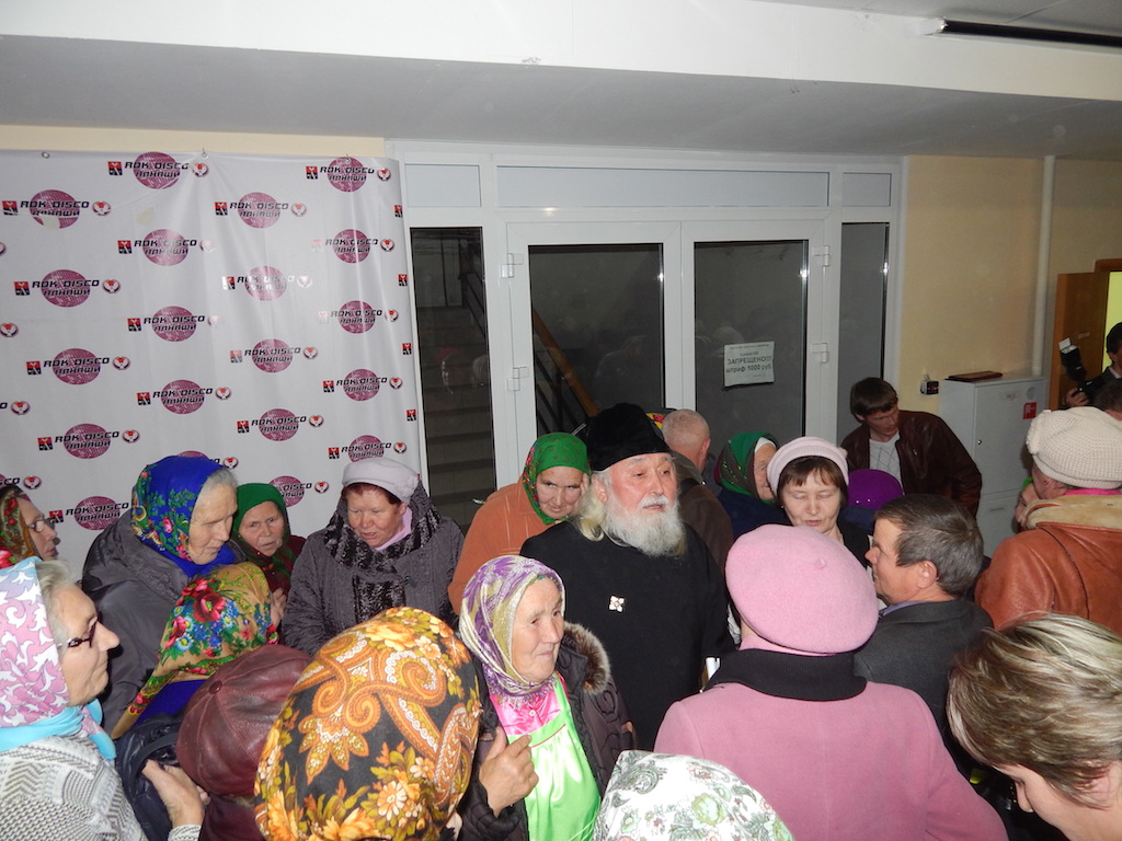 Piiblite jagamine Alnaši kultuurimajas. Piiblitõlkija isa Mihhail vestleb kohaliku rahvaga. Piiblite jagamine Alnaši kultuurimajas. Piiblitõlkija isa Mihhail vestleb kohaliku rahvaga.