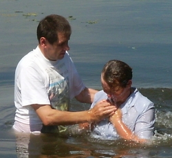 Valeri ristimistalitust läbi viimas.  Foto: EEA Evangelismi- ja misjonitoimkonna arhiiv