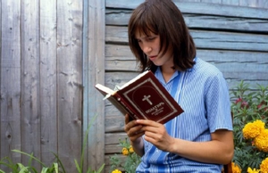 Udmurdi neiu psalmide raamatut lugemas Foto UBSi fotoarhiivist