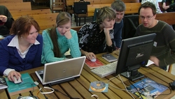 Elupuu.org tegijad tööhoos. Fotod: Mark Nelson Elupuu.org tegijad tööhoos. Fotod: Mark Nelson