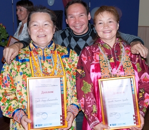 "Kui alustasime õpinguid, olime pensionärid. Nüüd oleme misjonärid!“  Handid Ziina ja Valja.    "When we started we were pensioners, now we are missionaries!"  Khanty's Zina and Valja.