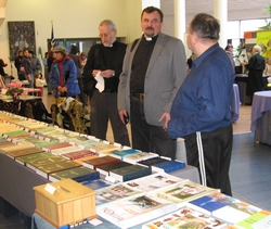 Aleksei Aljoshkin (keskel) Valga misjonipäevadel hõimurahvaste näitusega tutvumas.  Foto: Küllike Evartov