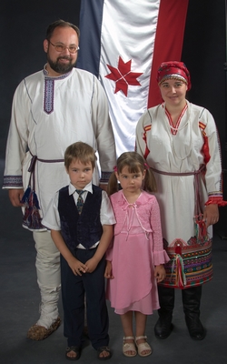 Jukka Repo perega mordva rahvarõivais.