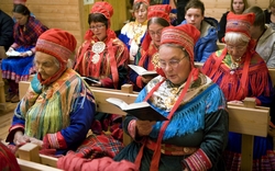 Uue Testamendi esitlus Kautokeino kirikus. Uue Testamendi esitlus Kautokeino kirikus.