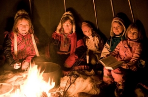 Piibel kuulub saami igapäevaellu. Lavvus vasakult esimene on pereema Inger Anne Triumf.