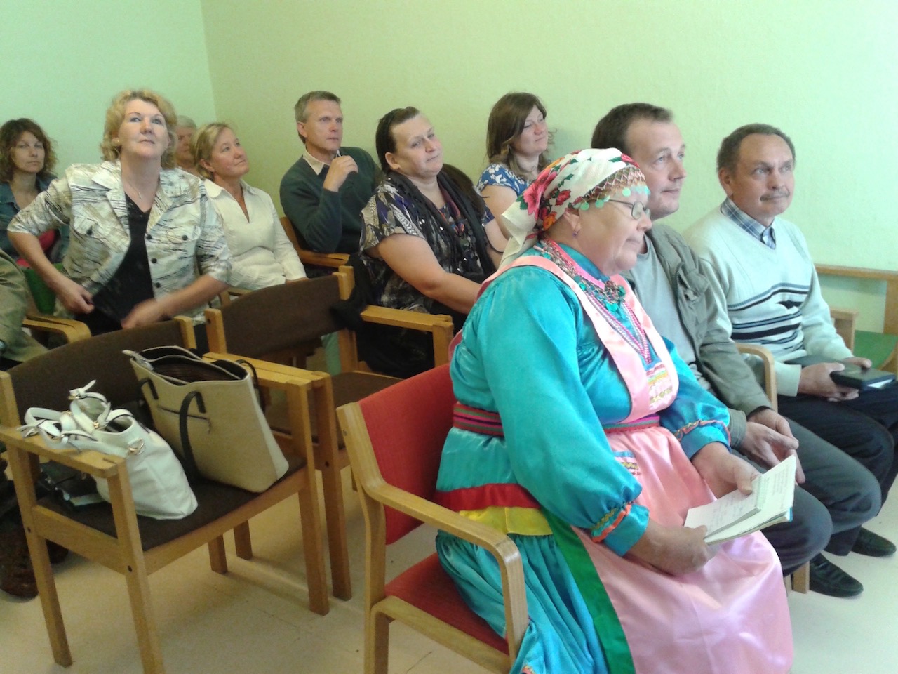 Marianne ja Gennadi Turba koguduses (esireas). Neid tõlgib Raul Bibikov Toompea kogudusest (keskel). Foto: Marika Olenko kogu Marianne ja Gennadi Turba koguduses (esireas). Neid tõlgib Raul Bibikov Toompea kogudusest (keskel). Foto: Marika Olenko kogu