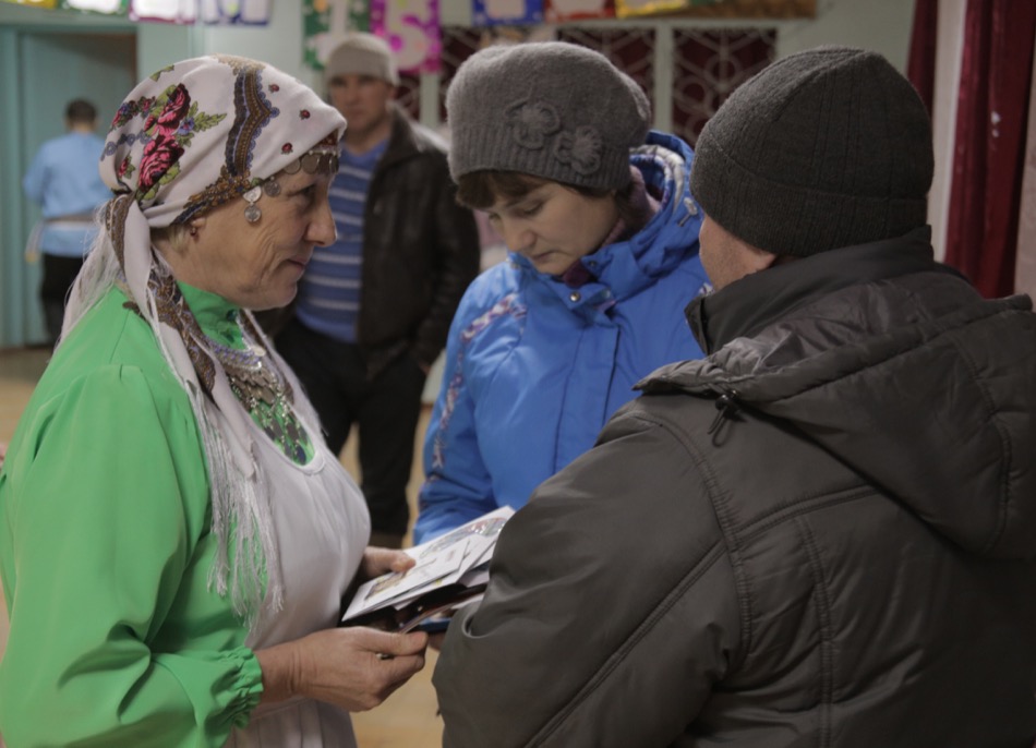 Ansambli liige Nina Trefilova vestleb kohalikega Ansambli liige Nina Trefilova vestleb kohalikega